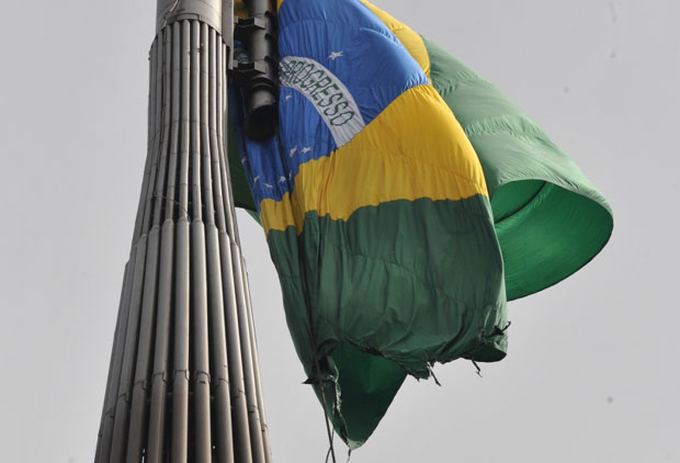 Protesto Homem Escala Mastro E Queima Bandeira