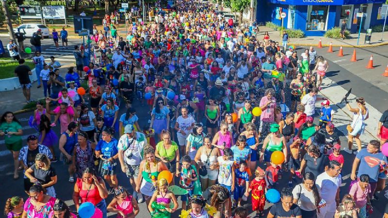 A idealizadora do bloco, Paula Liberati, destaca o crescimento do evento e a importância de valorizar a cultura popular.. Divulgação/Prefeitura