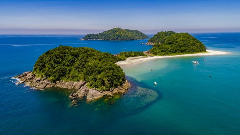 São Sebastião é citada como “lar de uma série de praias de areia ridiculamente perfeitas”. Foto: Marcos Bonello/Divulgação.