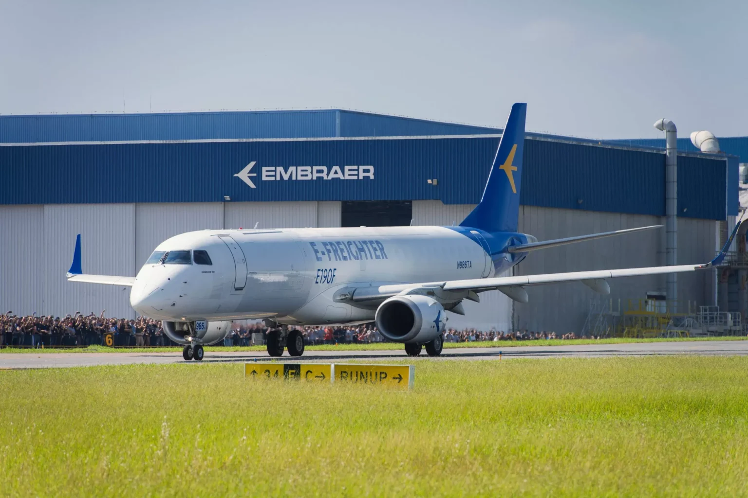 Embraer abre 200 vagas de estágio com bolsas de até R$ 2.400 para estudantes de tecnologia e engenharia