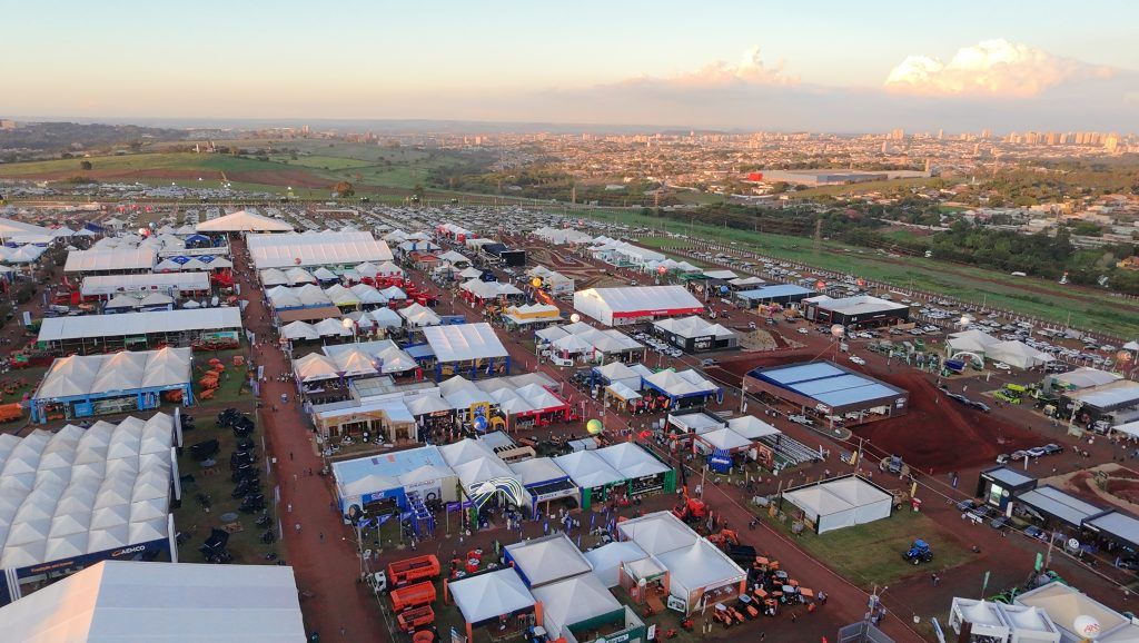 Feira em São Paulo movimenta R$ 14,6 bilhões e vira palco de pacote bilionário para o agro - Agrishow 2025: maior feira do agro da América Latina encerra edição com R$ 14,6 bilhões em negócios Feira em São Paulo movimenta R$ 14,6 bilhões e vira palco de pacote bilionário para o agro - Agrishow 2025: maior feira do agro da América Latina encerra edição com R$ 14,6 bilhões em negócios