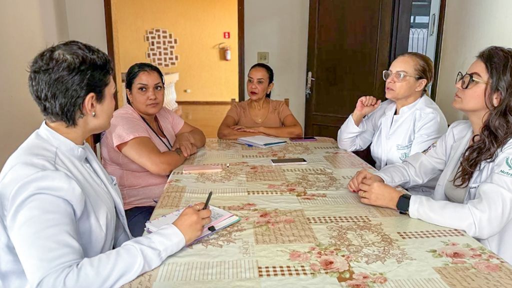 Residências Terapêuticas de Araçatuba recebem apoio nutricional e jurídico com parceria do Unisalesiano - Casas terapêuticas recebem visitas de profissionais dos cursos de Nutrição e Direito do Unisalesiano Residências Terapêuticas de Araçatuba recebem apoio nutricional e jurídico com parceria do Unisalesiano - Casas terapêuticas recebem visitas de profissionais dos cursos de Nutrição e Direito do Unisalesiano