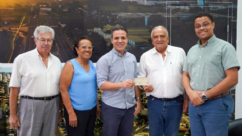 Prefeitura de Araçatuba faz repasse de R$ 5,6 milhões para Santa Casa - Daniel Martins (Saúde), Nice Zucon (vice), Lucas Zanatta (prefeito), Petrônio Pereira Lima (provedor) e Éverton Silva (conselheiro) - Foto: Divulgação/Prefeitura