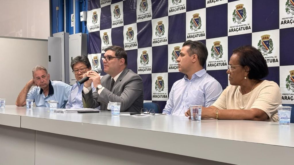 Concessão de terrenos em Araçatuba é debatida em reunião de autoridades com empresários - Empresários e autoridades municipais se reuniram na sexta-feira (7), no Salão Azul da Prefeitura de Araçatuba - Foto: Divulgação/Prefeitura