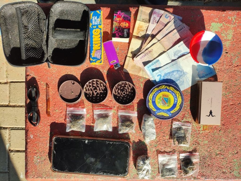 Guarda Municipal apreende adolescentes por tráfico de drogas perto de escola em Araçatuba - GCM apreende dois adolescentes com drogas próximo a escola em Araçatuba Guarda Municipal apreende adolescentes por tráfico de drogas perto de escola em Araçatuba - GCM apreende dois adolescentes com drogas próximo a escola em Araçatuba
