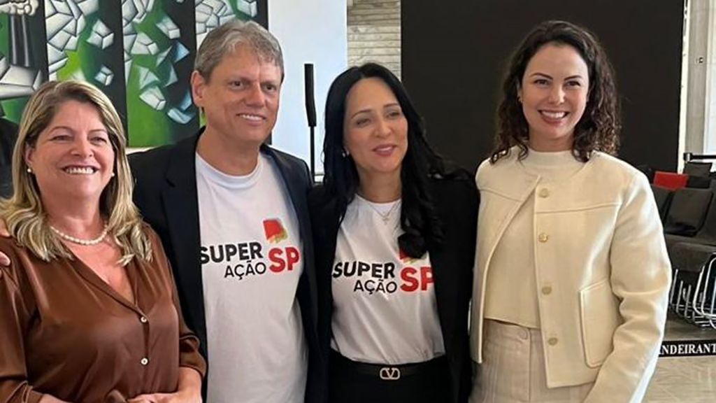 Fundo Social solicita inclusão de Araçatuba em programa de superação da pobreza e capacitação profissional do Estado de SP - Lenice, o governador Tarcísio, Cristiane e Priscila no Palácio dos Bandeirantes Fundo Social solicita inclusão de Araçatuba em programa de superação da pobreza e capacitação profissional do Estado de SP - Lenice, o governador Tarcísio, Cristiane e Priscila no Palácio dos Bandeirantes