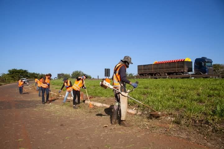 Limpeza de terrenos pode custar o dobro do valor da multa em Andradina - Limpeza de terreno em Andradina - Foto: Divulgação/Prefeitura