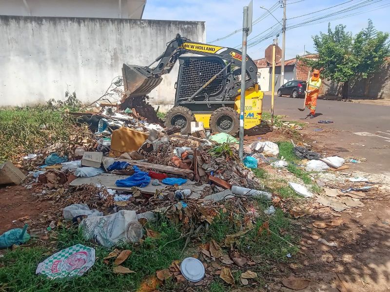 Prefeitura de Araçatuba remove lixo descartado irregularmente ao lado de UBS no Atlântico - Lixo no bairro Atlântico - Foto: Divulgação/Prefeitura