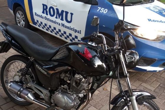 GCM de Araçatuba apreende motocicleta após flagrante de manobra perigosa e condutor sem habilitação