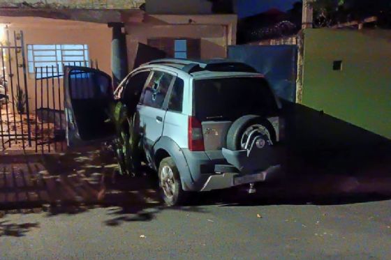 Mulher joga carro contra casa de moradora após colisão em Araçatuba e é levada pela GCM
