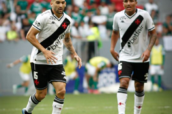 Vitória x Vasco: onde assistir ao vivo ao jogo do Brasileirão neste sábado (10)