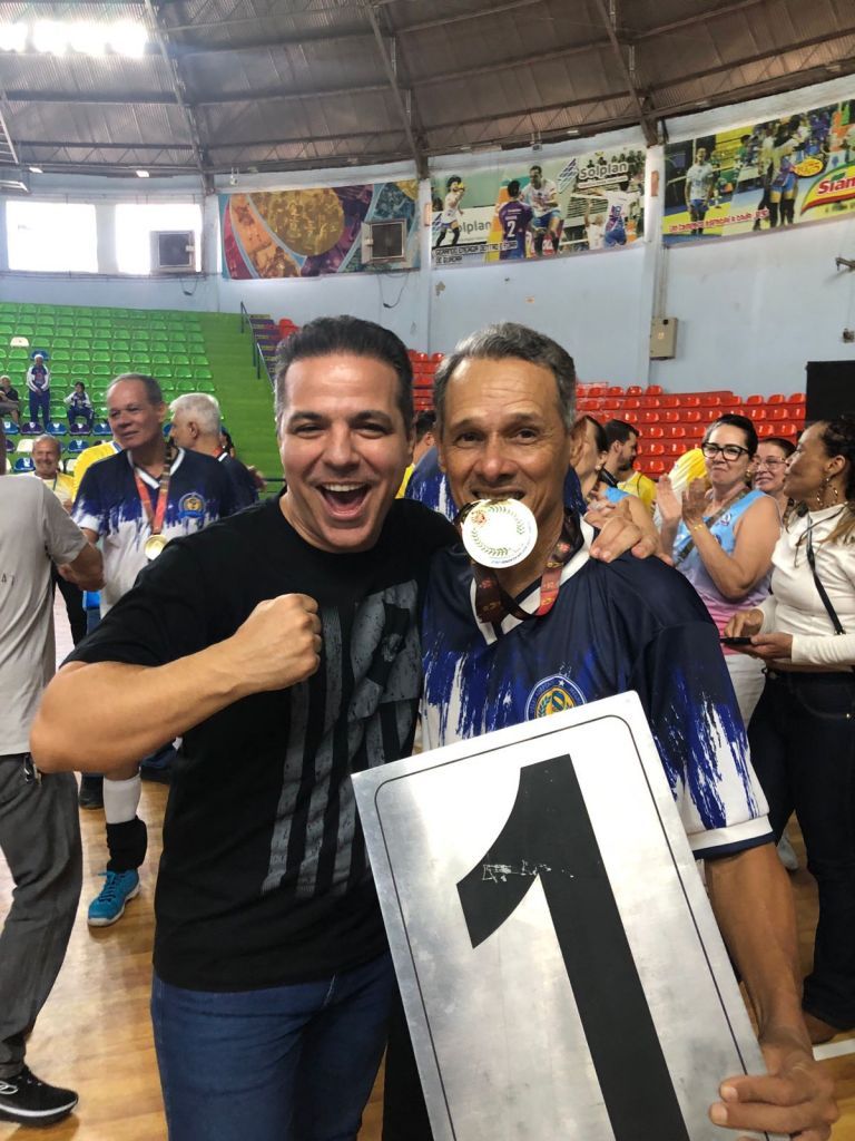 Araçatuba conquista título inédito e lidera Jogos da Melhor Idade - O prefeito Lucas Zanatta comemora vitória de Araçatuba: orgulho de sediar e vencer o evento