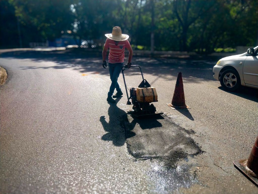 Araçatuba tapa 4,4 mil buracos em abril e intensifica limpeza urbana nos bairros - Prefeitura de Araçatuba tapou mais de 4 mil buracos em abril Araçatuba tapa 4,4 mil buracos em abril e intensifica limpeza urbana nos bairros - Prefeitura de Araçatuba tapou mais de 4 mil buracos em abril