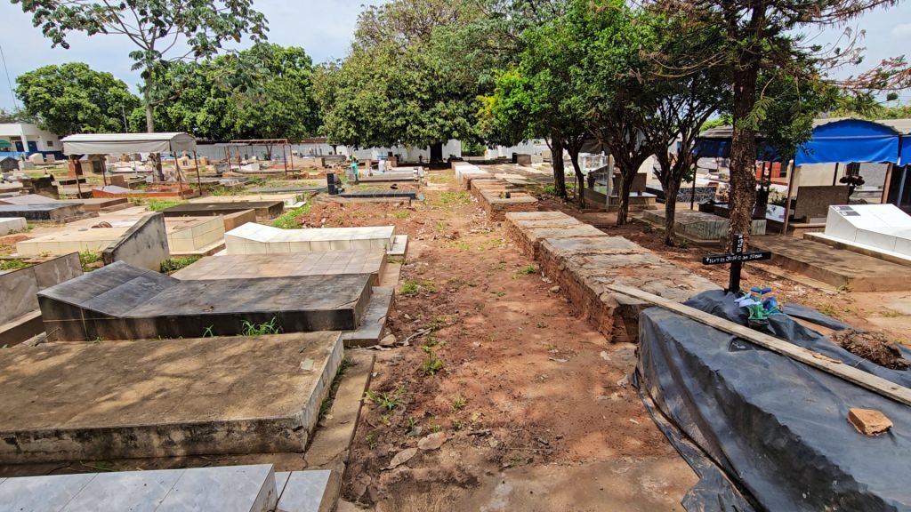 Prefeitura de Araçatuba inicia etapa educativa para identificação obrigatória de túmulos - Prefeitura orienta identificação e manutenção de sepulturas nos cemitérios de Araçatuba Prefeitura de Araçatuba inicia etapa educativa para identificação obrigatória de túmulos - Prefeitura orienta identificação e manutenção de sepulturas nos cemitérios de Araçatuba