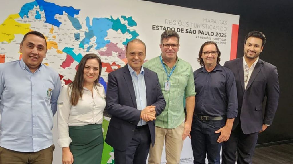 Araçatuba participa de evento estadual para fortalecer políticas de turismo e integrar novas ferramentas de gestão - Representantes de Araçatuba com o secretário de Turismo, Roberto de Lucena