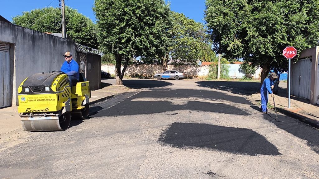 Araçatuba intensifica operação tapa-buracos em bairros e vias movimentadas - Semana começa com novos trabalhos de tapa-buracos em Araçatuba Araçatuba intensifica operação tapa-buracos em bairros e vias movimentadas - Semana começa com novos trabalhos de tapa-buracos em Araçatuba