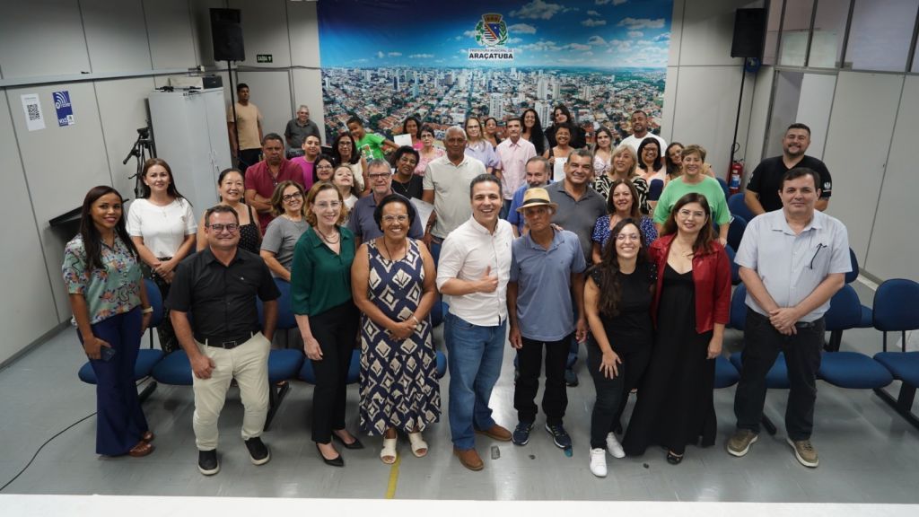 Prefeitura de Araçatuba homenageia 20 servidores municipais aposentados entre janeiro e abril - Servidores aposentados são homenageados pela Prefeitura de Araçatuba Prefeitura de Araçatuba homenageia 20 servidores municipais aposentados entre janeiro e abril - Servidores aposentados são homenageados pela Prefeitura de Araçatuba