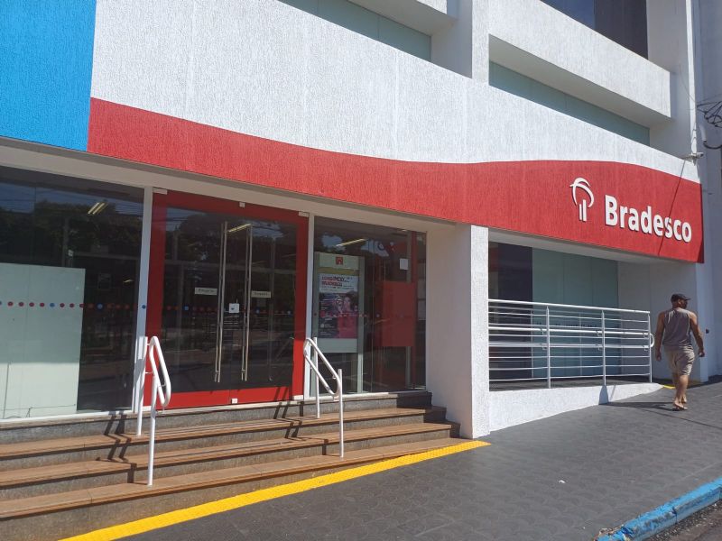Bancos funcionam em meio período em Andradina (SP) no feriado de 6 de agosto - Unidade do Bradesco em Andradina (SP)