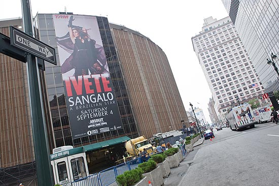 Pôster gigante de Ivete Sangalo é exposto em NY - 