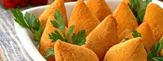 Coxinha de arroz recheadas com frango desfiado