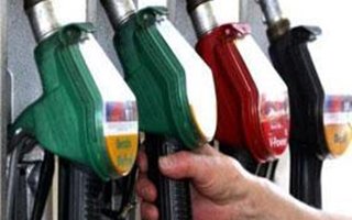 Governo não está estudando alterar preço da gasolina, diz Lobão