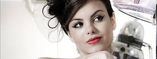 Sthefany Brito faz ensaio em clima retrô para revista