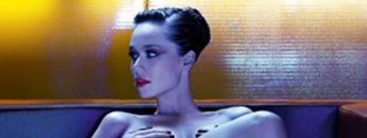 Mariana Ximenes posa sensual para edição comemorativa de revista