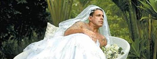 Alexandre Frota faz ensaio vestido de noiva para revista