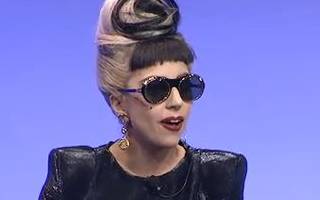 Lady Gaga diz que seu cabelo está ficando verde