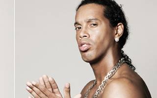 Ronaldinho Gaúcho faz cara de mau e posa sem camisa para revista