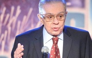 Chico Anysio está acordado e se comunica através de mímica