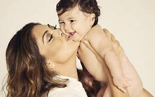 Juliana Paes estrela campanha de amamentação com o filho Pedro