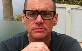 Jim Carrey adota novo visual e posta foto no Twitter