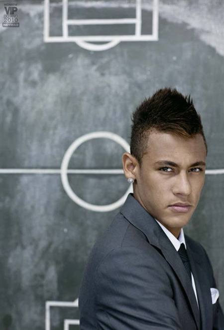 De terno e gravata pela primeira vez, Neymar é eleito "homem do ano" - De terno e gravata pela primeira vez, Neymar é eleito "homem do ano" -