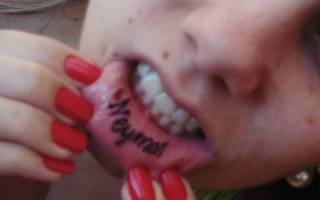 Fã surpreende Neymar com tatuagem inusitada