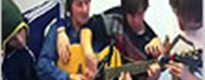 Turma faz música a oito mãos no violão