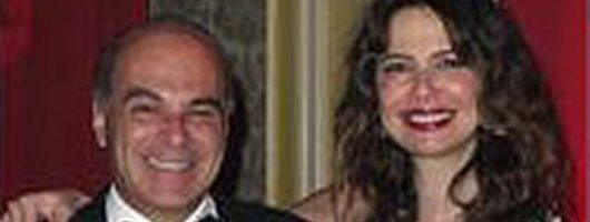 Luciana Gimenez mostra barrigão em festa black tie
