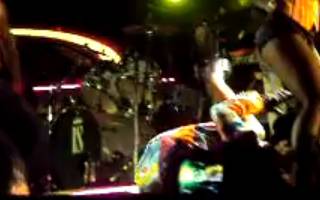 Ivete Sangalo cai durante show; assista ao vídeo