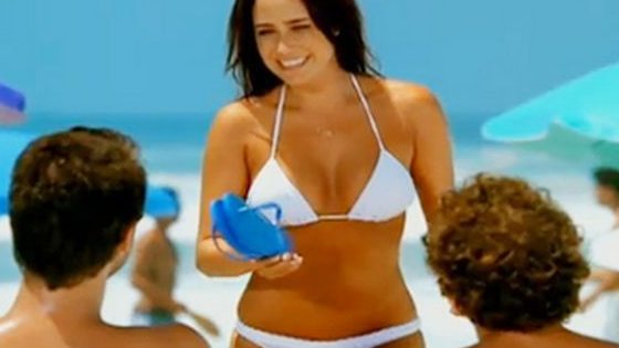 Fernanda Vasconcellos aparece sem umbigo em comercial - 