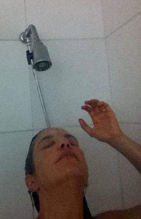 Ivete Sangalo posta foto na internet tomando banho - Ivete Sangalo posta foto na internet tomando banho -
