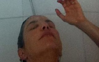  Ivete Sangalo posta foto na internet tomando banho