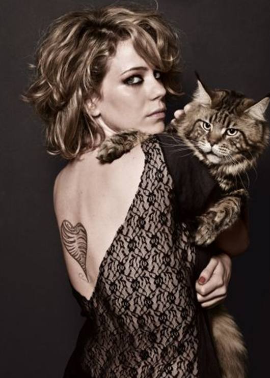 Leandra Leal mostra tatuagem nas costas em capa de revista - Leandra Leal mostra tatuagem nas costas em capa de revista -