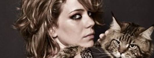 Leandra Leal mostra tatuagem nas costas em capa de revista