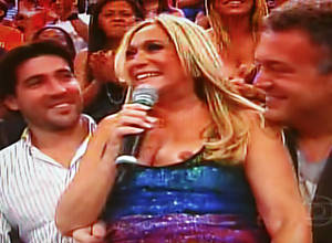 Suzana Vieira fica com os seios de fora no "Faustão" - Suzana Vieira fica com os seios de fora no "Faustão" -