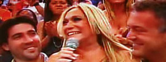 Suzana Vieira fica com os seios de fora no "Faustão"