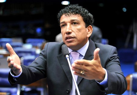 Senador diz que renuncia se passar lei anti-homofobia - 