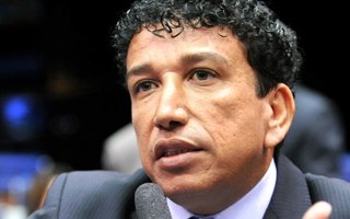 Senador diz que renuncia se passar lei anti-homofobia