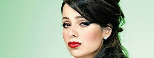 Sandy aparece vestida de Amy Winehouse em clipe