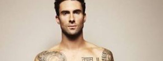 Vocalista do Maroon 5 posa nu com mãos femininas nas partes íntimas