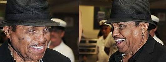 Pai de Michael Jackson desembarca em São Paulo para divulgar livro